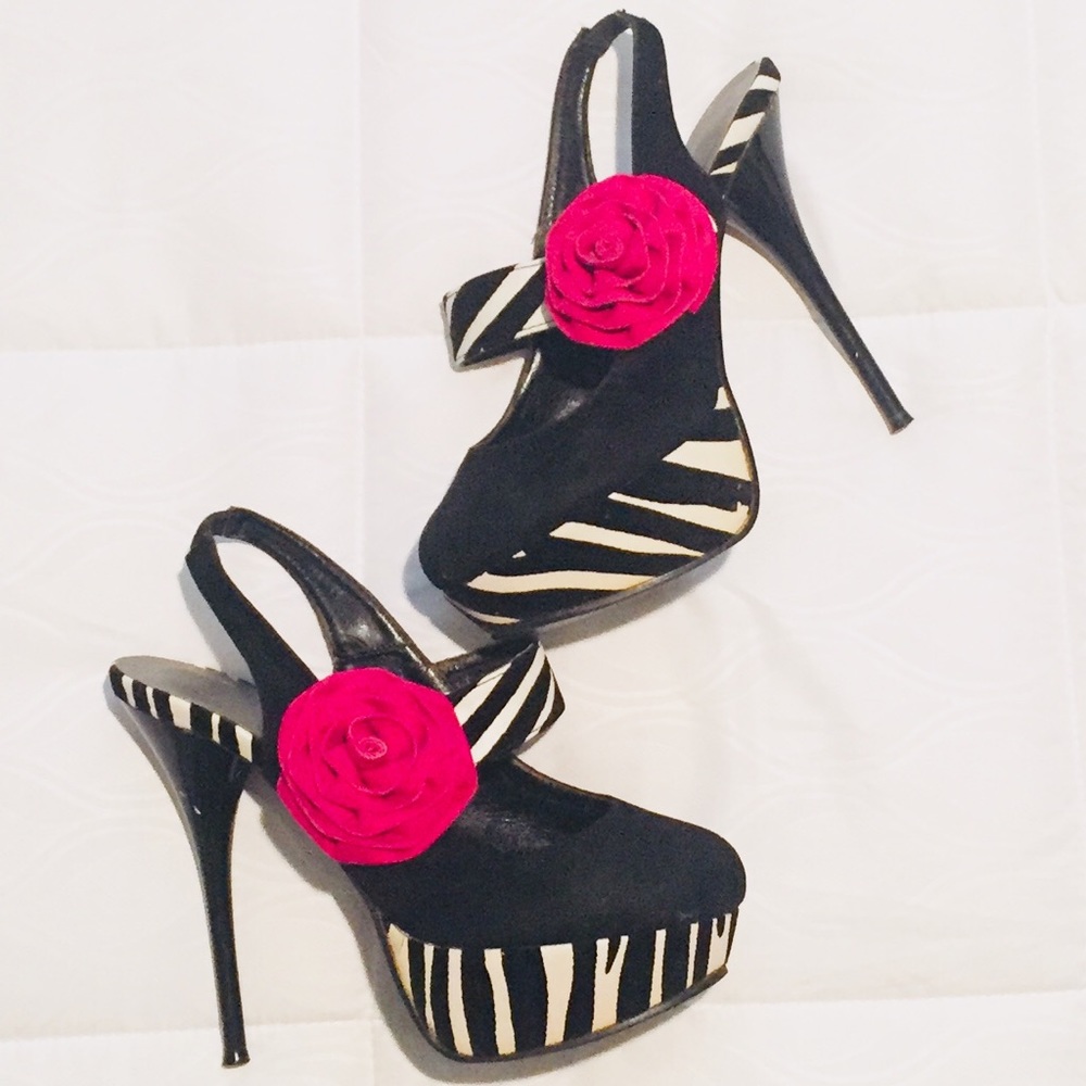 💥Black /White Heels with Flower Accent!